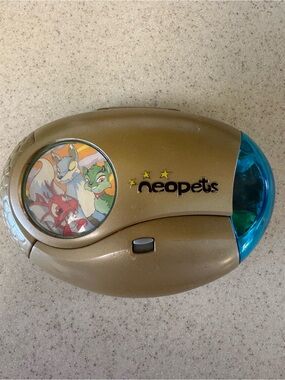 2003 vintage Neopets handheld game with pets!